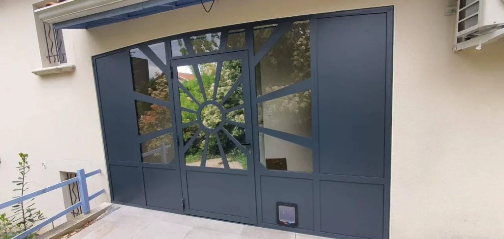 Conception de porte d'entrée avec verrière extérieure au Mont d'Or