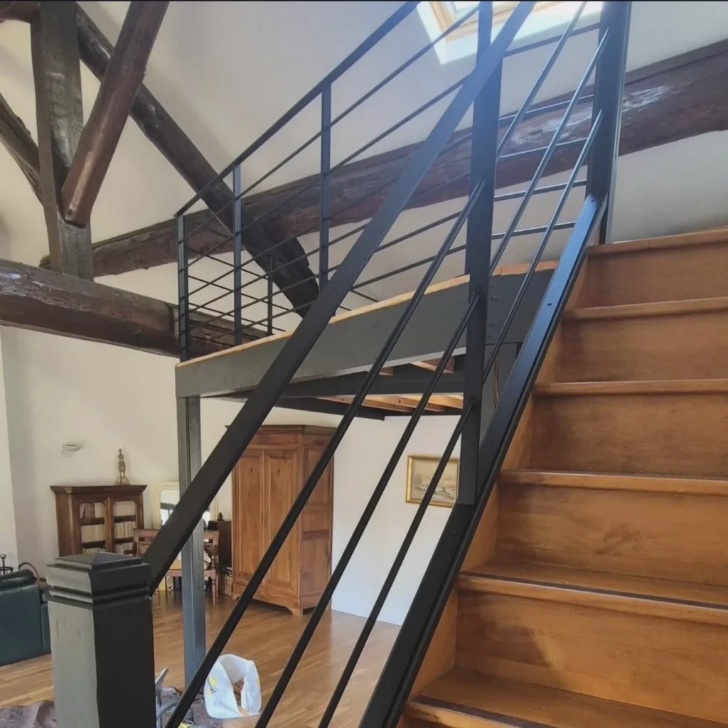 Fabrication d'un garde corps sur mesure sur mezzanine dans l'Ain