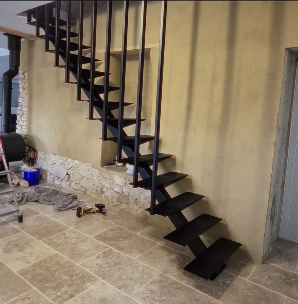 Fabrication sur mesure et pose d'un escalier droit et de sa claustra à Dagneux 01